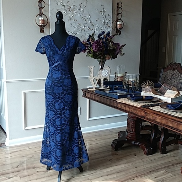 Ellen Tracy Dark Blue Floral Lace Gown. Size 2 - Picture 1 of 17